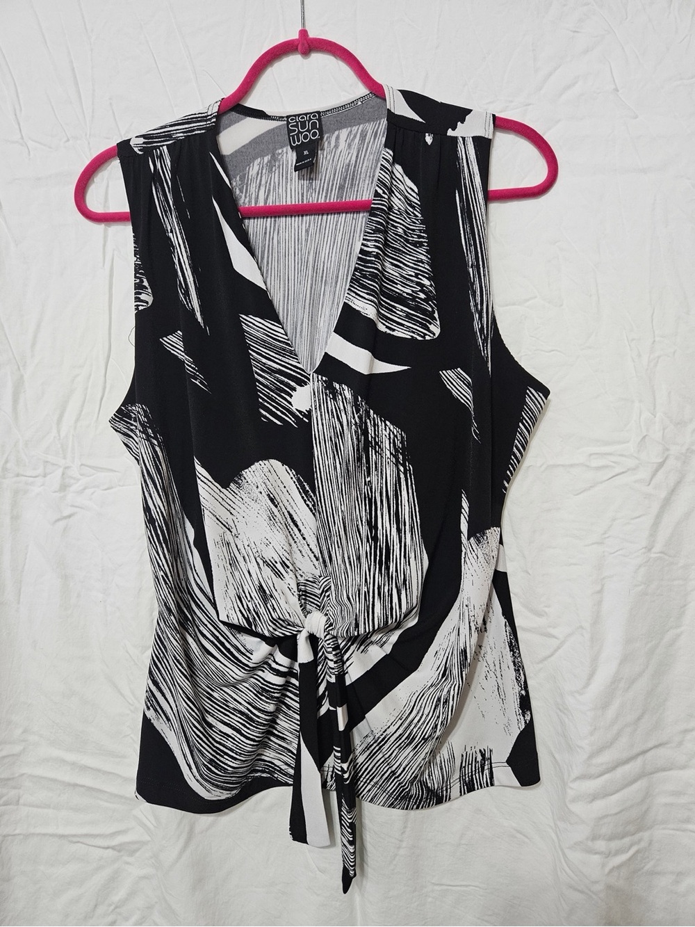 Clara Sun Woo Black & White Tie-Front V-Neck Sleeveless Blouse